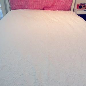 Sferra 100% cotton matelasse queen coverlet